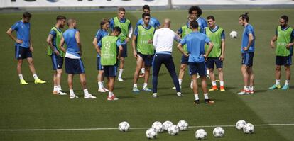 Zidane da instrucciones a sus jugadores en el entrenamiento de este martes.