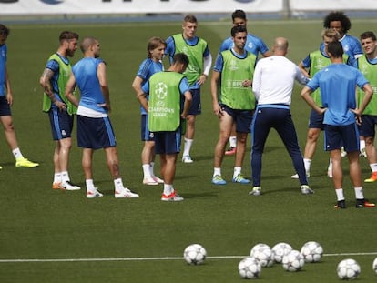 Zidane da instrucciones a sus jugadores en el entrenamiento de este martes.