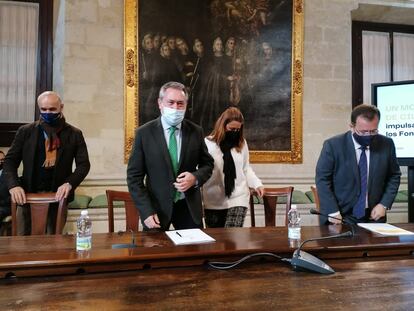 El alcalde de Sevilla, Juan Espadas, acompañado de los delegados Antonio Muñoz, Sonia Gaya y Juan Carlos Cabrera.