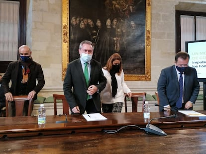 El alcalde de Sevilla, Juan Espadas, acompañado de los delegados Antonio Muñoz, Sonia Gaya y Juan Carlos Cabrera.