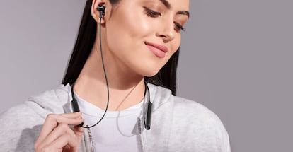 Redmi Sonicbass 2 Wireless Earphones con una chica