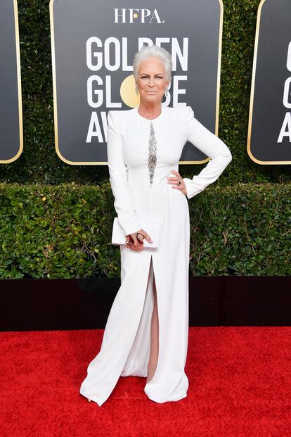 Apuéstalo todo al blanco.

Si Lady Gaga optó por el azul capilar y estilístico, Jamie Lee Curtis no dudó en proponerlo a su manera con vestido de Alexander McQueen, joyas de Cathy Waterman y un blanco capilar muy en la línea del que hemos visto a Emma Thompson.