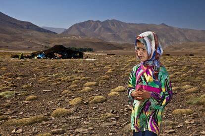 <p>Nejma tiene seis años y tampoco va a la escuela. Es hija de una familia de pastores, por lo que vive unos meses en la zona más alta del Atlas marroquí y, otros, en los valles más bajos. Sus padres no tienen dinero para pagarle un internado en el pueblo más próximo, Imilchil.</p>
<p>Contrasta comprobar con qué rapidez  han llegado hasta los enclaves remotos del alto Atlas ya las nuevas tecnologías. Sin embargo, la educación y el desarrollo para las niñas y mujeres va a paso de tortuga. </p>