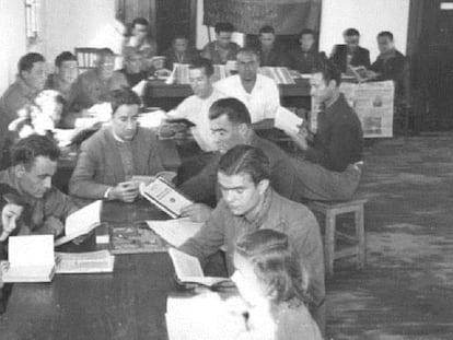 Refugiados españoles en la biblioteca de Villa Don Quichote de Toulouse, antiguo campo de Récébédou, 29 de octubre de 1945.