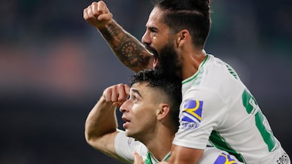 Isco y Marc Roca celebran el gol del catalán, el tercero del Betis ante el Aris Limassol (4-1).