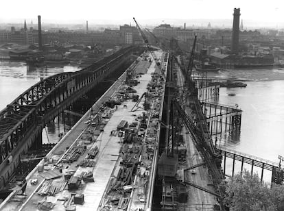 Construcción del puente Waterloo en 1942.