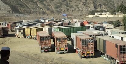Camiones de suministros de la OTAN detenidos en la frontera entre Pakistán y Afganistán.