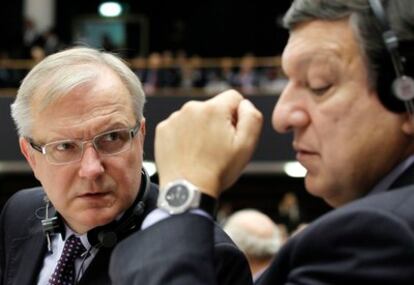 El presidente de la Comisión Europea, Jose Manuel Durao Barroso, y el Comisiario Europeo de Asuntos Económicos, Olli Rehn.