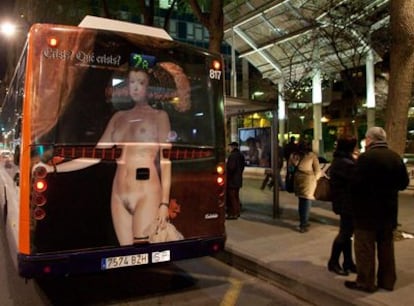 Uno de los autobuses de la línea 2 de Murcia con la obra de Carmen Molina Cantabella.