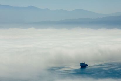 Un barco navega entre la niebla en el puerto de Wellington (Nueva Zelanda), 20 de febrero de 2014.