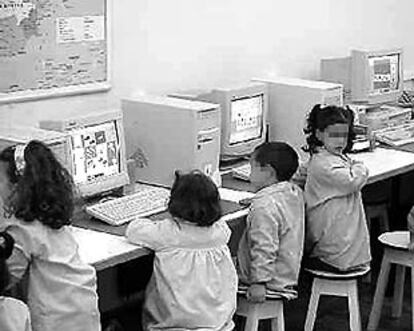 Un grupo de alumnos aprenden a utilizar los ordenadores en el aula informática de un colegio de primaria de Gijón, Asturias.