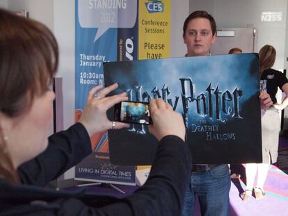 Es todo, interactividad, realidad aumentada, conexión del mundo físico y virtual…Perfecta para campañas de marketing, como la de Harry Potter. Con el móvil se enfoca un cartel que tenga la tecnología de Aurasma y en el teléfono se dispara un vídeo sobre la película. Se descargó tres millones de veces. Lo mismo vale si el móvil enfoca la foto de un periódico con Aurasma: saltará un vídeo sobre ese tema de actualidad.