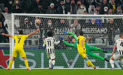 Pau Torres logra el segundo gol del Villarreal ante la Juventus. AP