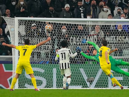 Pau Torres logra el segundo gol del Villarreal ante la Juventus. AP