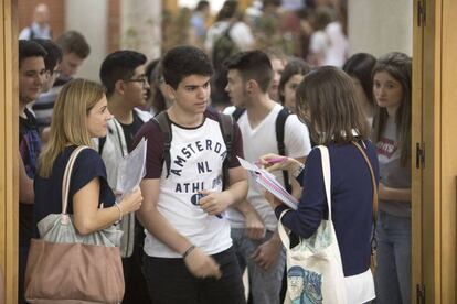 Alumnos de selectividad entrando a realizar la prueba en Castellón.