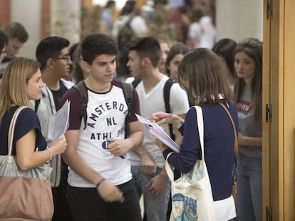 Alumnos de selectividad entrando a realizar la prueba en Castellón.