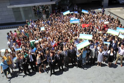 Los estudiantes ganadores, junto con los finalistas, sus profesores, representantes de empresas y comunidades patrocinadoras del concurso y periodistas de EL PAÍS.