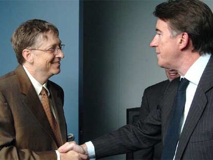 Bill Gates, presidente de Microsoft, compañía sancionada por la UE, con el actual comisario de Comercio.