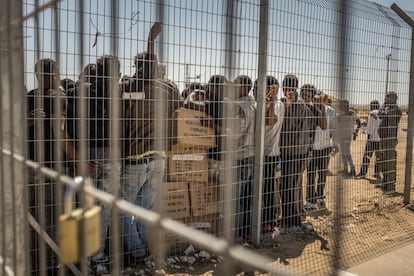 <p>Un grupo de solicitantes de asilo en el centro de internamiento para solicitantes de asilo africanos de Holot, situado en el desierto de Negev, en el sur de Israel.</p> <p>Algunos de ellos huyeron del brutal régimen de Eritrea, conocida como “la Corea del Norte de África”. Otros son sudaneses que han huido de la región de Darfur. Los solicitantes de asilo sudaneses escaparon del genocidio y la limpieza étnica perpetrados por el régimen árabe de Jartún contra las tribus africanas no árabes de Darfur (en el oeste del país), los Montes Nuba y la región del Nilo Azul (en el sur).</p>