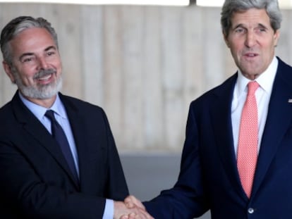 El canciller brasileño Antonio Patriota recibe a John Kerry.