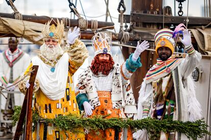 Llegada de los Reyes Magos de Oriente al puerto de Barcelona, este viernes.