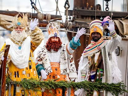 Llegada de los Reyes Magos de Oriente al puerto de Barcelona, este viernes.