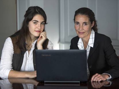 Maider Agirrezabal (izquierda), alumna de Informática de la UPC , y Marta Jiménez Castells, profesora de la UPC de Barcelona.