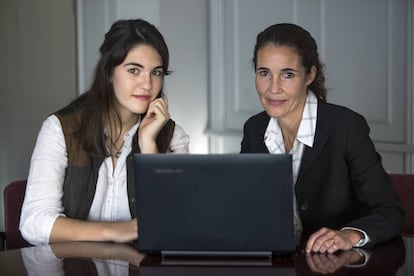 Maider Agirrezabal (izquierda), alumna de Informática de la UPC , y Marta Jiménez Castells, profesora de la UPC de Barcelona.