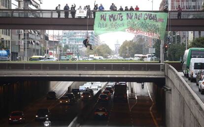 Pancarta de apoyo a los juzgados, ayer en la plaza Cerdà de Barcelona.