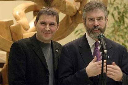 Otegi con el líder del Sinn Fein, Gerry Adams, en Vitoria el año pasado.