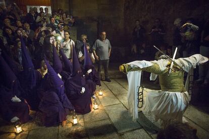 Moisés se arrodilla en señal de duelo y respeto frente a la procesión de nazarenos que recorre Valverde de la Vera esa noche, rezando una breve oración.