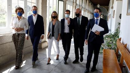 El líder del PP, Pablo Casado, en el centro, rodeado de los distintos portavoces parlamentarios del partido el 22 de julio en El Escorial.