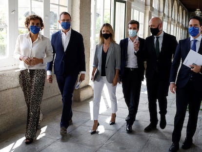 El líder del PP, Pablo Casado, en el centro, rodeado de los distintos portavoces parlamentarios del partido el 22 de julio en El Escorial.