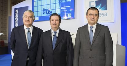 El rpesidente de Endesa, Borja Prado (centro), junto al consejero delegado, Jos&eacute; Bogas (izquierda), y el director financiero, Paolo Bondi 