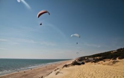 Parapentistas volando sobre la playa del Espacio Natural de Doñana (Huelva).