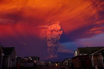 Vista del volcà Calbuco, aquest dimecres.