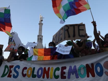 Varios colectivos antirracistas se manifiestan frente a la estatua de Colón, en Madrid.