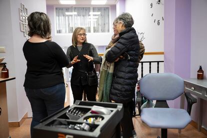 Grupo de peluqueras que han recibido un curso para detectar casos de violencia de género mientras trabajan en su establecimiento.