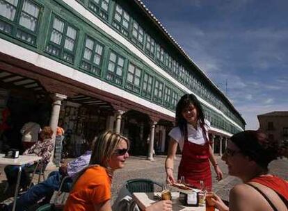 Plaza Mayor de Almagro (Ciudad Real), enclave de la ruta Pedro Almodóvar (en una de sus casonas rodó escenas de <i>Volver).</i>