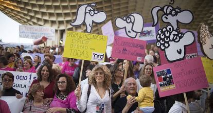 Asistentes durante la concentración en Sevilla por el Día Internacional de la Mujer.
