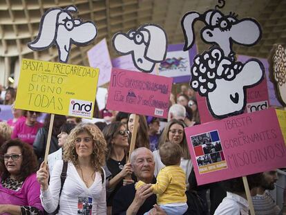 Asistentes durante la concentraci&oacute;n en Sevilla por el D&iacute;a Internacional de la Mujer. 