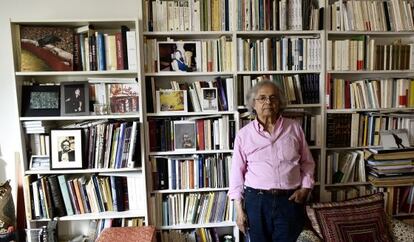 El poeta sirio Adonis, en su casa de París, el año pasado.