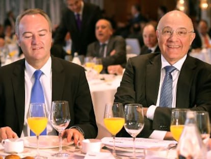 El presidente del Consell, Alberto Fabra, y el del Banco Sabadell, Josep Oliu, en Valencia.