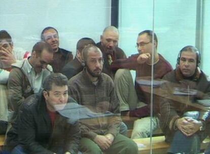 Varios de los acusados por los atentados del 11-M, ayer, durante un momento del juicio.