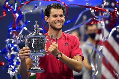 Thiem posa con el trofeo de campeón del US Open en la Arthur Ashe de Nueva York.