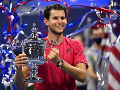 Thiem posa con el trofeo de campeón del US Open en la Arthur Ashe de Nueva York.