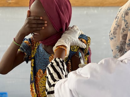 Una sanitaria de MSF vacunaba a una niña el 8 de julio en el marco de una campaña contra el sarampión llevada a cabo en el campo de Adré. La ONG vacunó a más de 22.000 menores de entre 6 meses y 14 años durante una semana, entre ellos Mushtaha. "No lloré cuando recibí la inyección, a diferencia de mi hermana pequeña. Ni siquiera me dolió", presume orgullosa. 