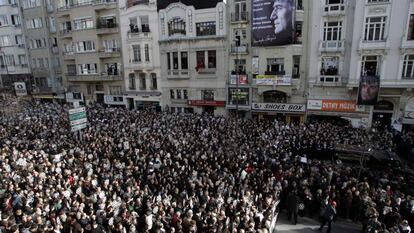 Miles de personas asisten al funeral por el periodista Hrant Dink, asesinado el 19 de enero, a la puerta de la revista Agos, que dirig&iacute;a, en Estambul (Turqu&iacute;a).