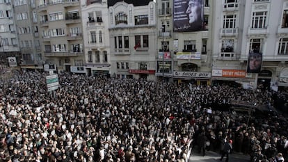 Miles de personas asisten al funeral por el periodista Hrant Dink, asesinado el 19 de enero, a la puerta de la revista Agos, que dirig&iacute;a, en Estambul (Turqu&iacute;a).