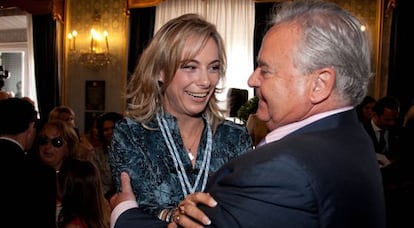 Sonia Castedo y Luis Díaz Alperi en el Ayuntamiento de Alicante.